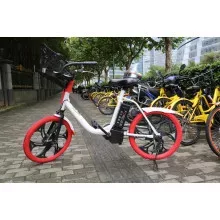 Elektromos városi kerékpár kosárral