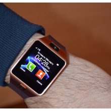 AlphaOne DZ Magyar nyelvű okos óra arany,barna szíjal - Te sem szereted elővenni a telefont a buszon? Itt a megoldás!