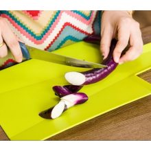 Vágódeszka felhajtható peremmel - Praktikus formája miatt tökéletesen illeszkedik!