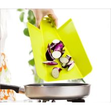 Vágódeszka felhajtható peremmel - Praktikus formája miatt tökéletesen illeszkedik!