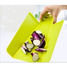 Vágódeszka felhajtható peremmel - Praktikus formája miatt tökéletesen illeszkedik!